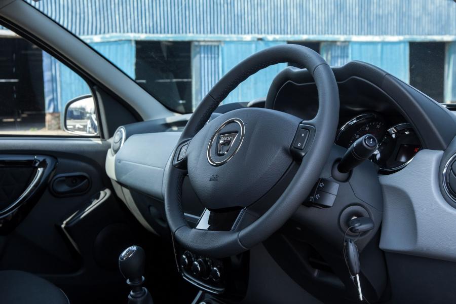 Интерьер Dacia Duster Commercial 2015 года  (UK) (фото 11 из 17)